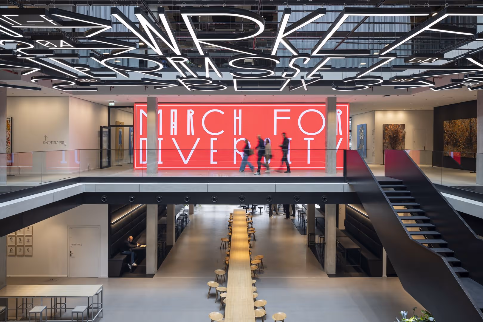 House of Communication by Überlab — Arbeitsplatz mit flexiblen Arbeitsplätzen und moderner Architektur