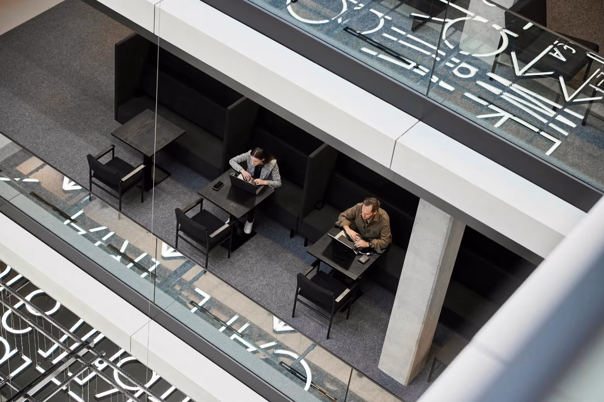 House of Communication by Überlab — Coworking-Bereich mit flexiblen Arbeitsplätzen und moderner Architektur