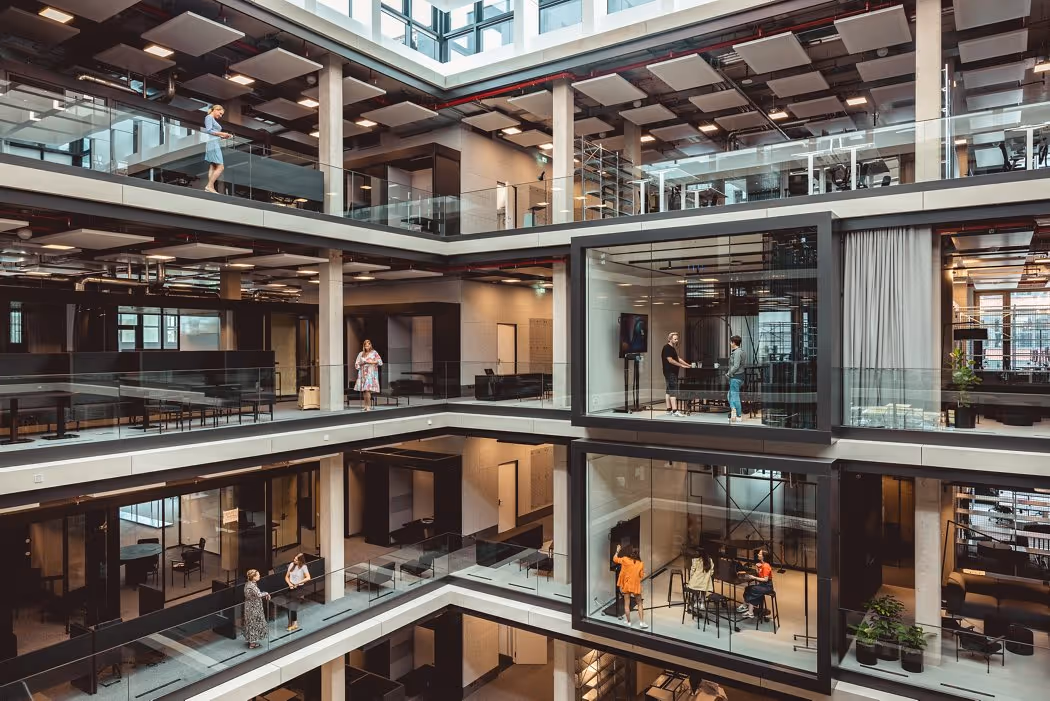 House of Communication by Überlab — Büro mit flexiblen Arbeitsplätzen und moderner Architektur