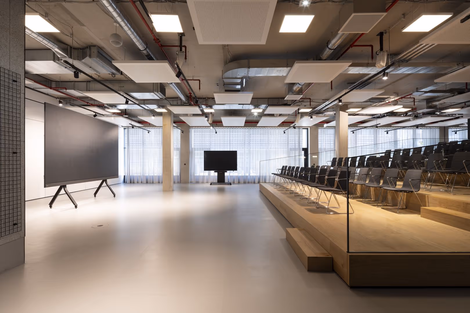 House of Communication by Überlab — Konferenzraum mit flexiblen Arbeitsplätzen und moderner Architektur
