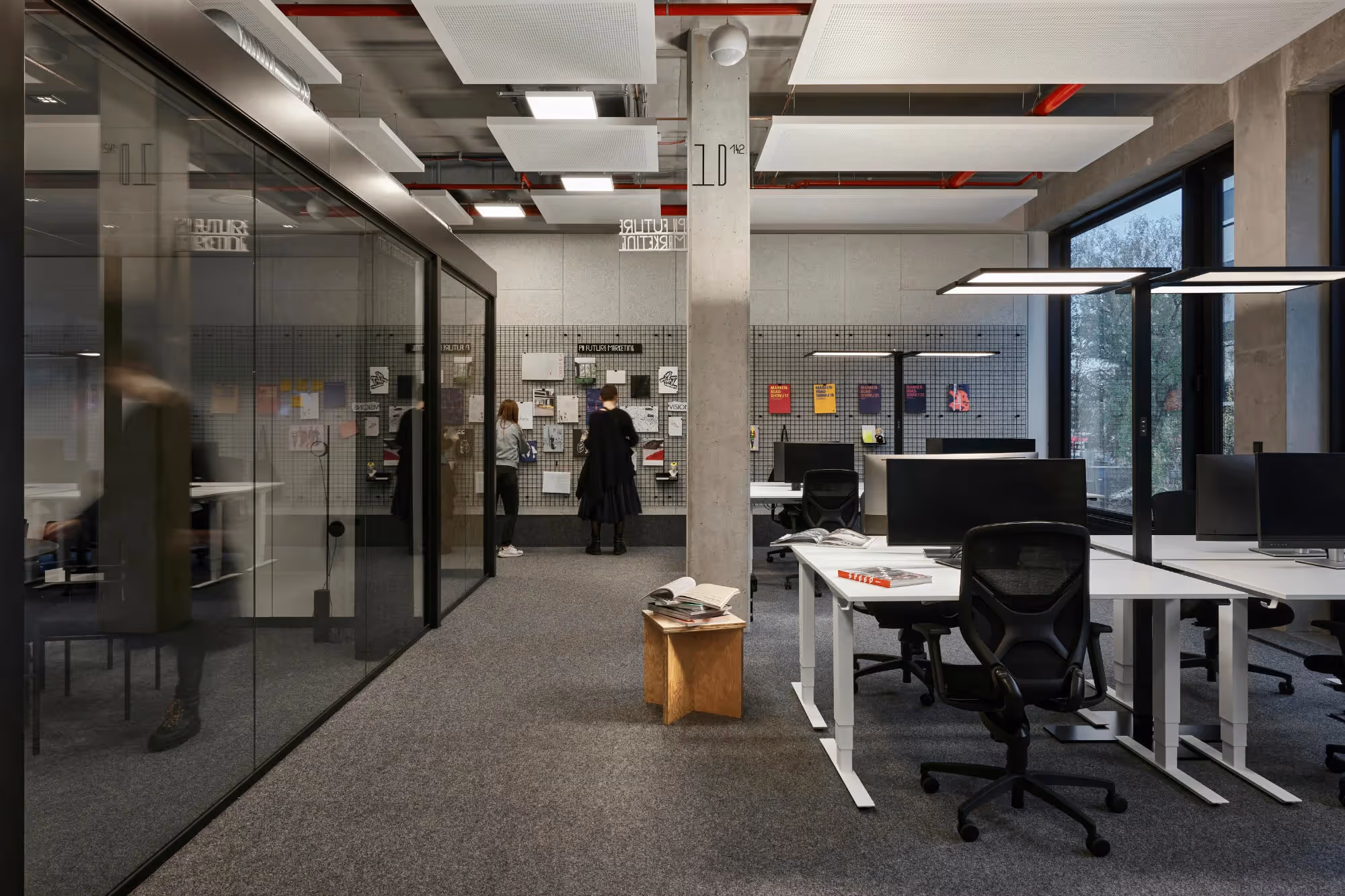 House of Communication by Überlab — Empfangsbereich mit flexiblen Arbeitsplätzen und moderner Architektur