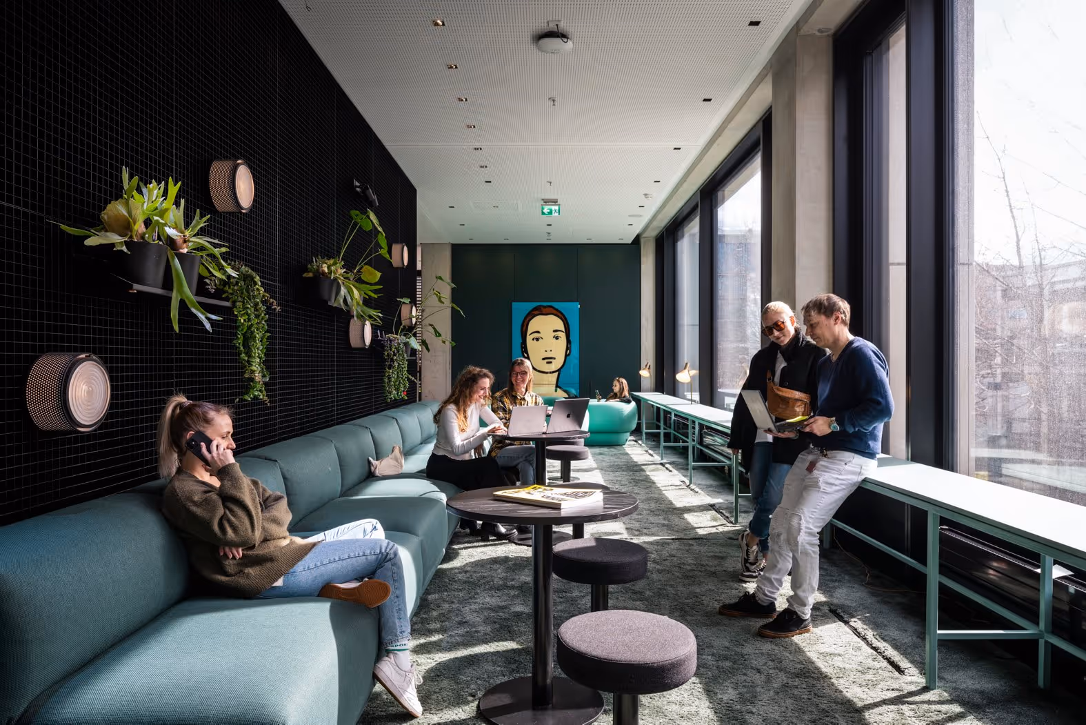 House of Communication by Überlab — Meetingraum mit flexiblen Arbeitsplätzen und moderner Architektur