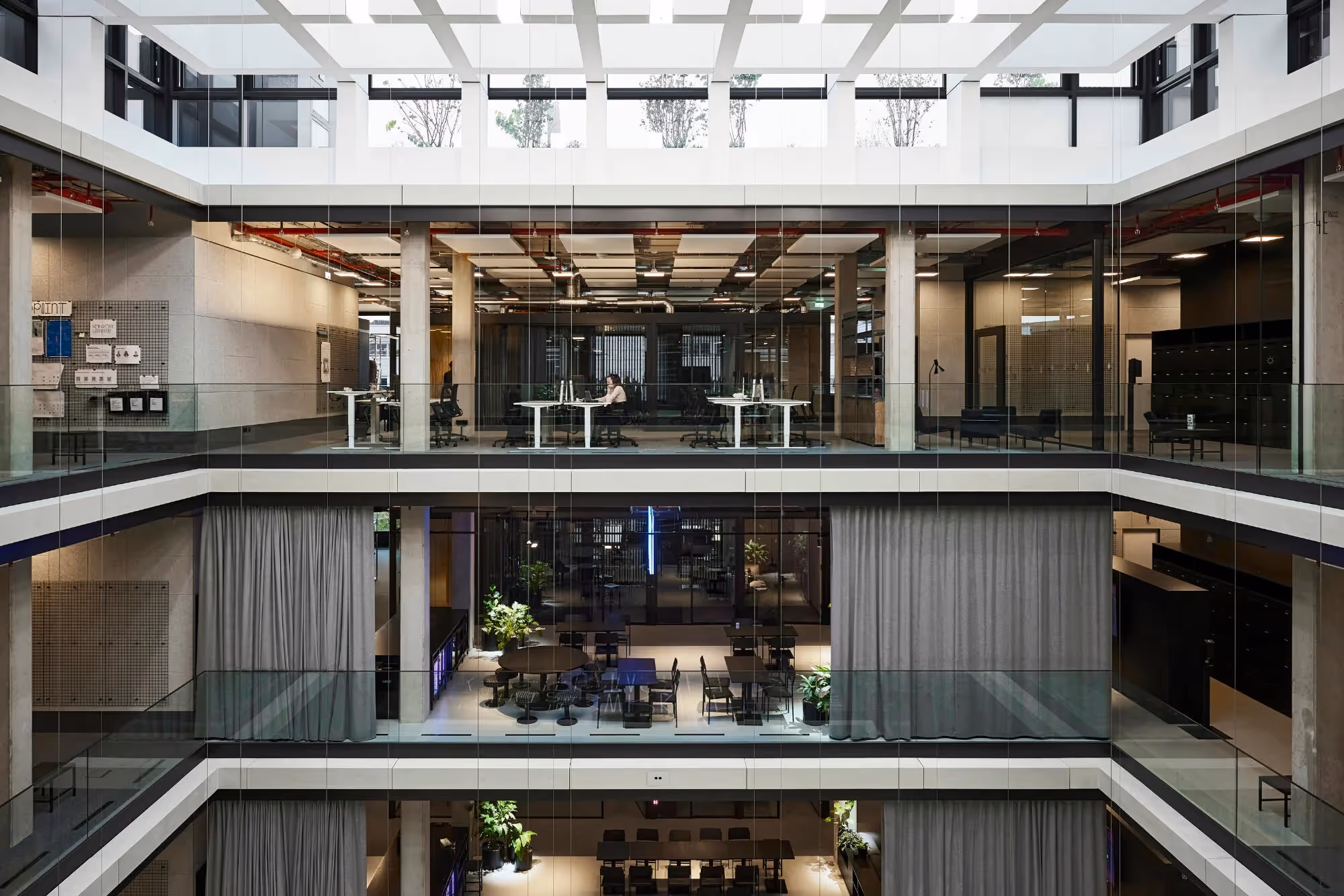 House of Communication by Überlab — Meetingraum mit flexiblen Arbeitsplätzen und moderner Architektur