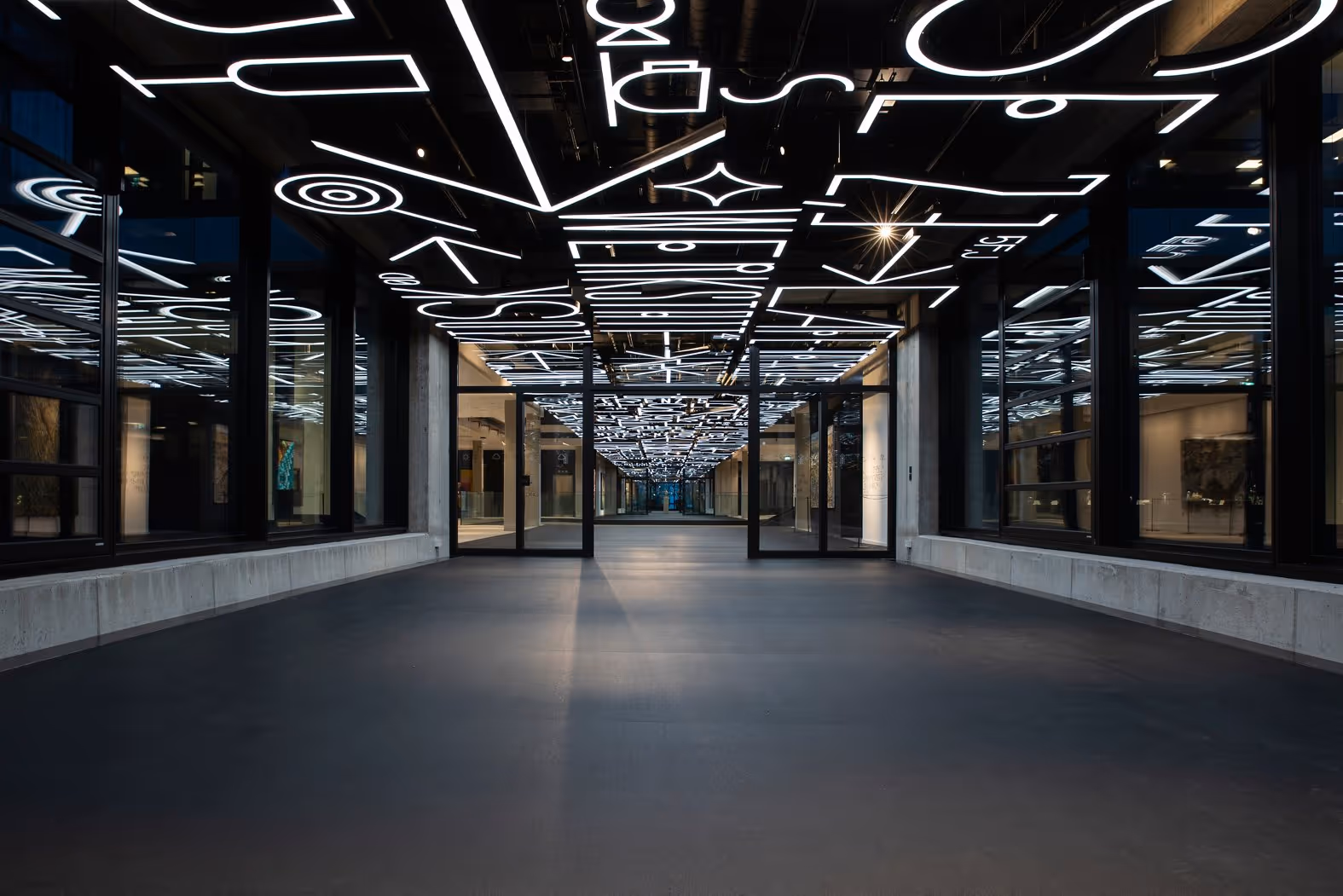 House of Communication by Überlab — Meetingraum mit flexiblen Arbeitsplätzen und moderner Architektur