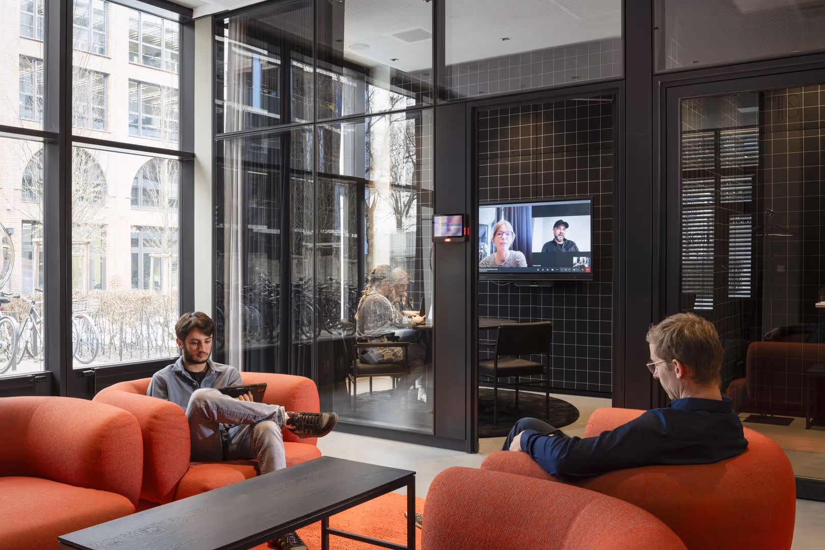 House of Communication by Überlab — Coworking-Bereich mit flexiblen Arbeitsplätzen und moderner Architektur