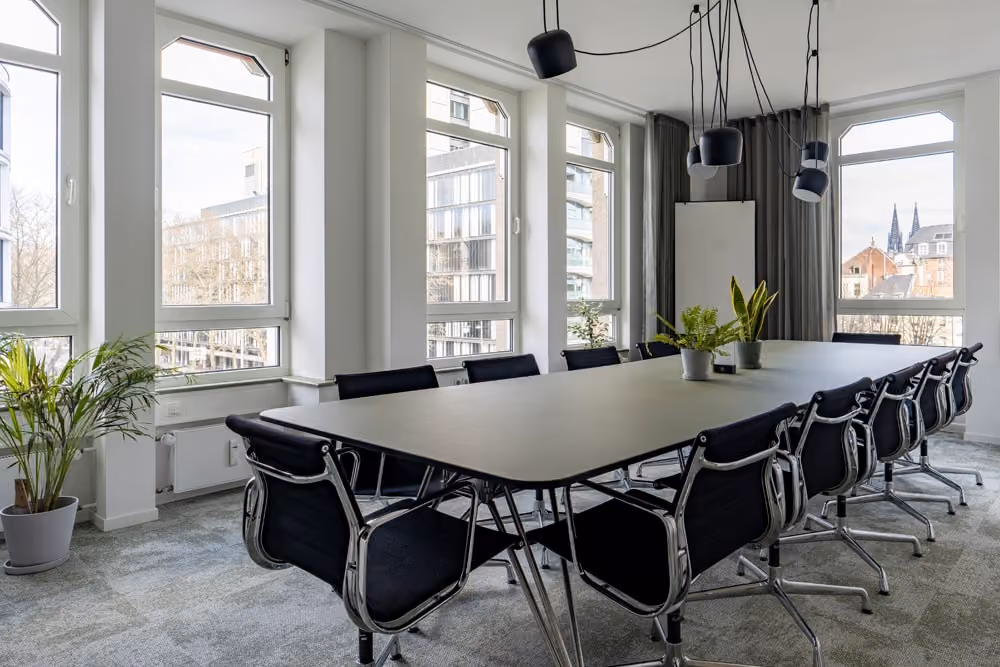 Hohenzollernring by Office Club – Köln