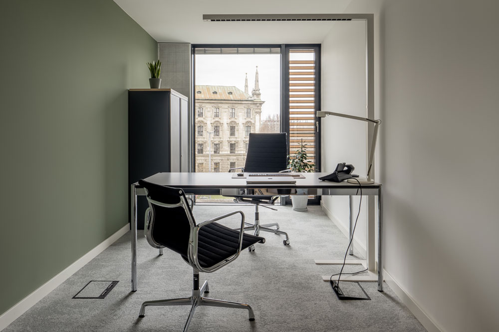 Am Stachus by Office Club – München