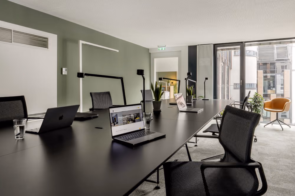 Am Stachus by Office Club – München