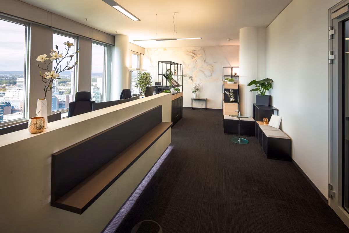 ecos work spaces Eschborn — Konferenzraum mit großem Tisch und Präsentationstechnik