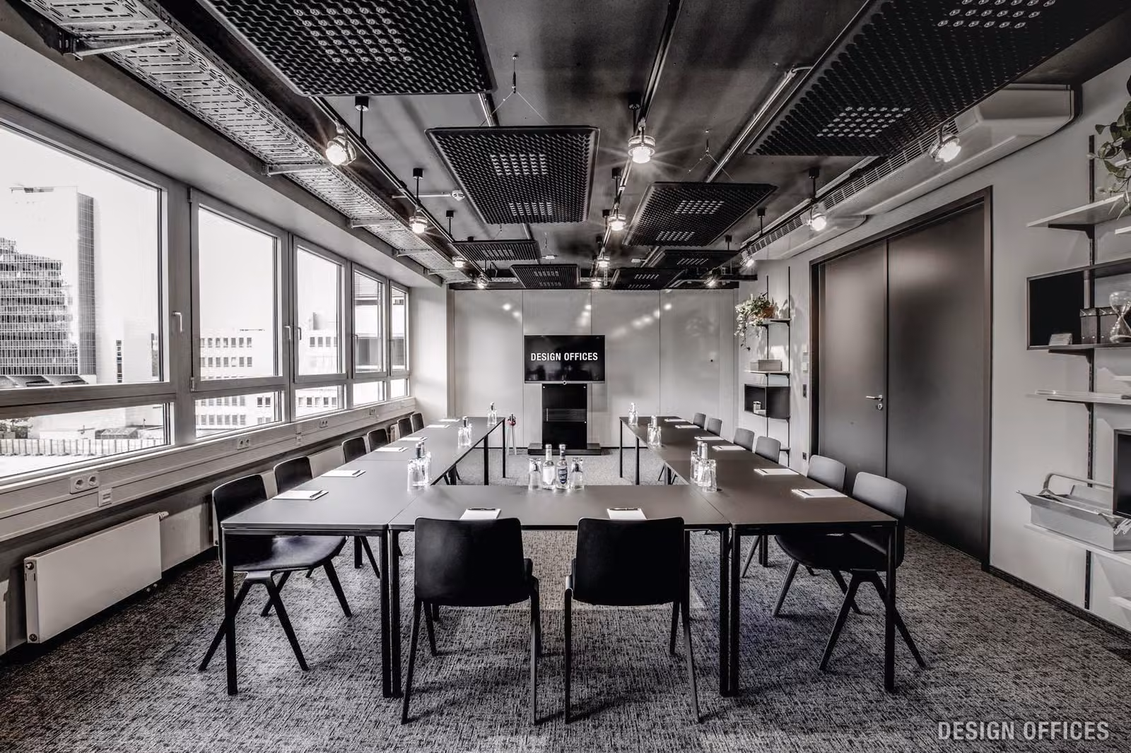 Design Offices Frankfurt Eschborn — Meetingraum mit Konferenztisch