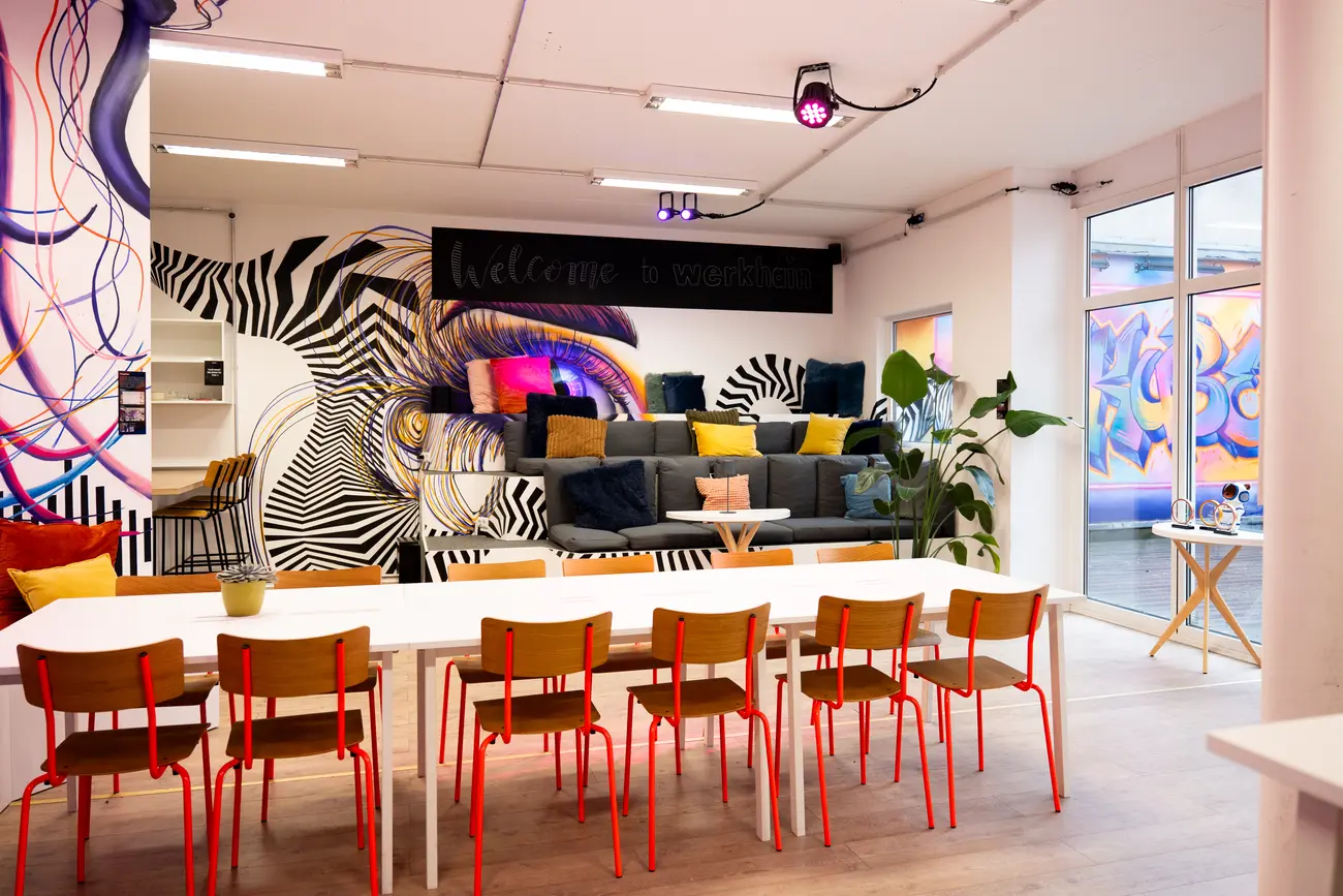 Community-Küche mit Wandkunst und Sitzbereich im werkhain Berlin-Friedrichshain
