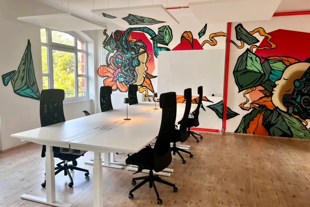 Team Office mit Streetart-Wandgemälden und höhenverstellbaren Schreibtischen im werkhain Berlin-Friedrichshain