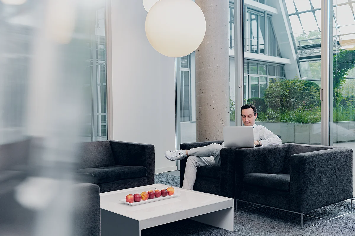 Lounge area in the glazed winter garden of the Berliner Bogen at ecos work spaces, Hamburg