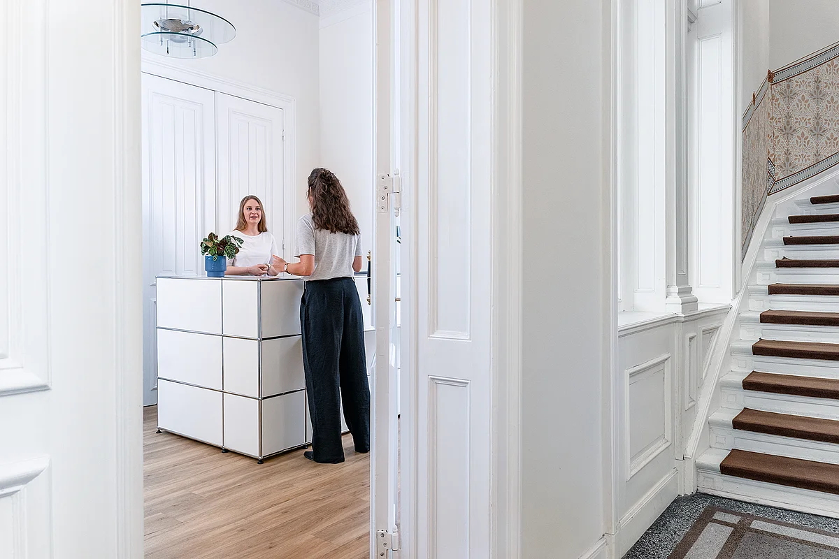 Reception at ecos work spaces on the Colonnaden with a view into the historic stairwell