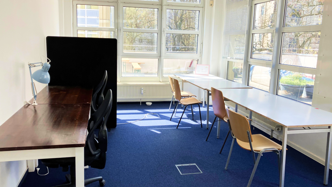 Bright desks by the window at the KiezOffice coworking space in Berlin-Kreuzberg