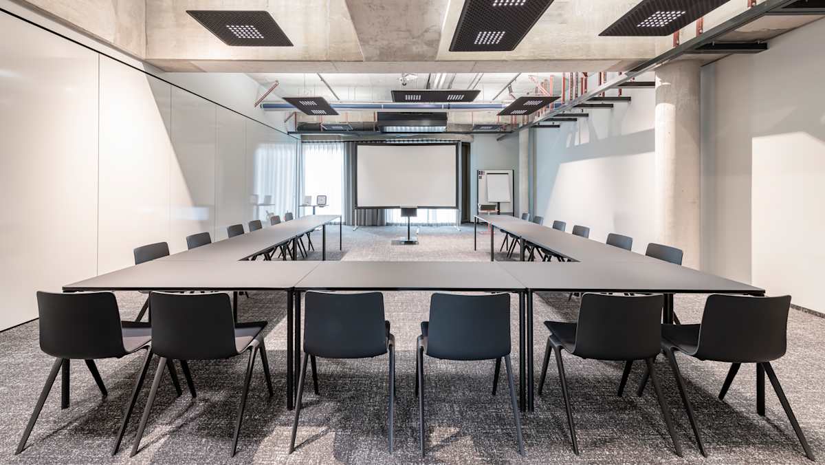 Tagungsraum in U-Form mit Projektionsfläche, Design Offices Hannover Vahrenwald