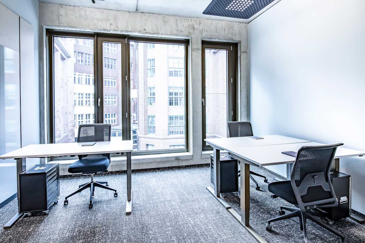 Privatbüro mit zwei Arbeitsplätzen am Fenster, Design Offices Hannover Vahrenwald