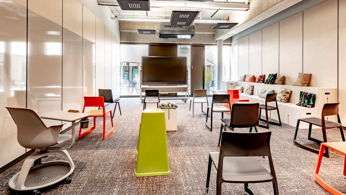 Kreativfläche mit Loungemöbeln und Großbildschirm, Design Offices Hannover Vahrenwald