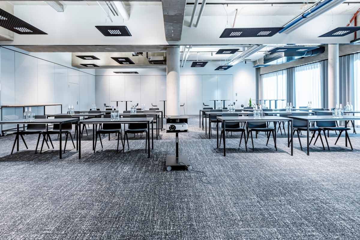 Seminarraum mit Einzeltischen und Fensterfront, Design Offices Hannover Vahrenwald