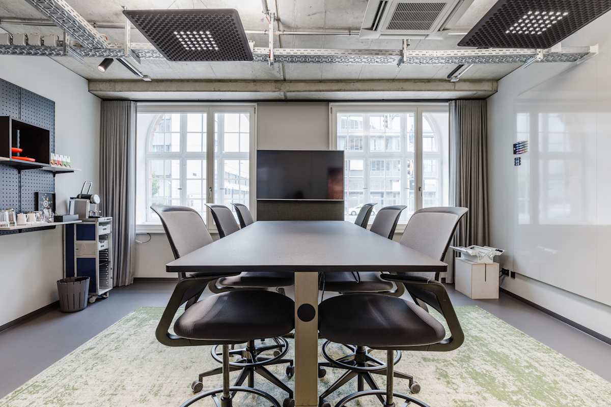 Meetingraum mit Monitor und Hochstühlen, Design Offices Nürnberg Hauptbahnhof