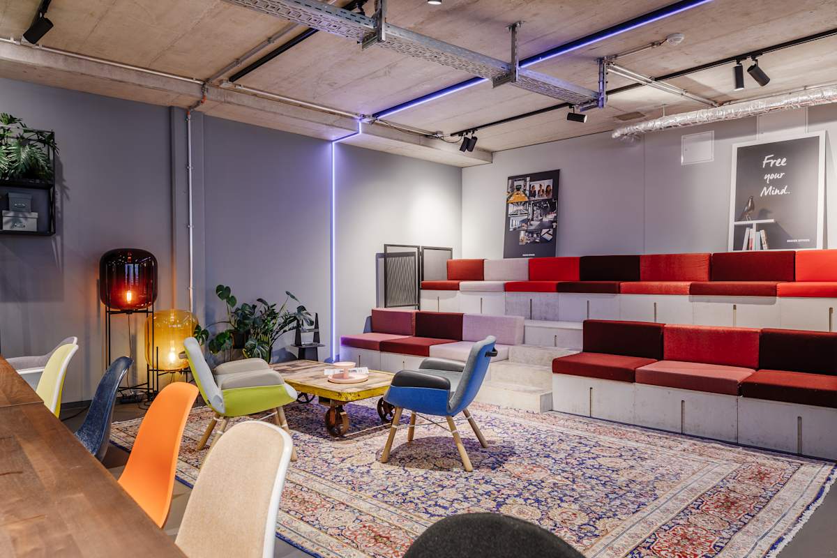 Lounge mit Sitzstufen und Sesseln, Design Offices Nürnberg Hauptbahnhof