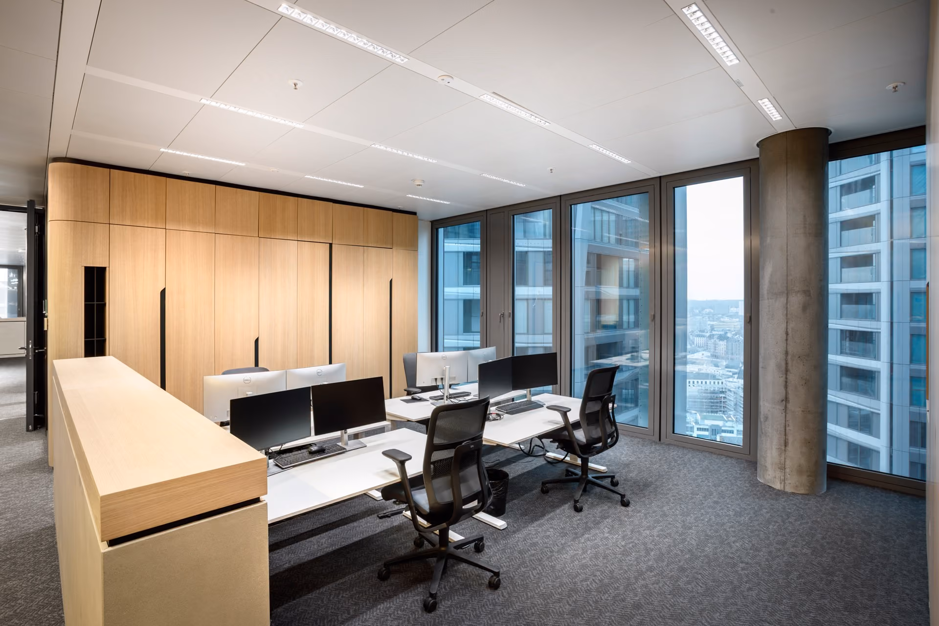 Einzelbüro mit Ausblick über die Frankfurter Innenstadt im Aqua Tower