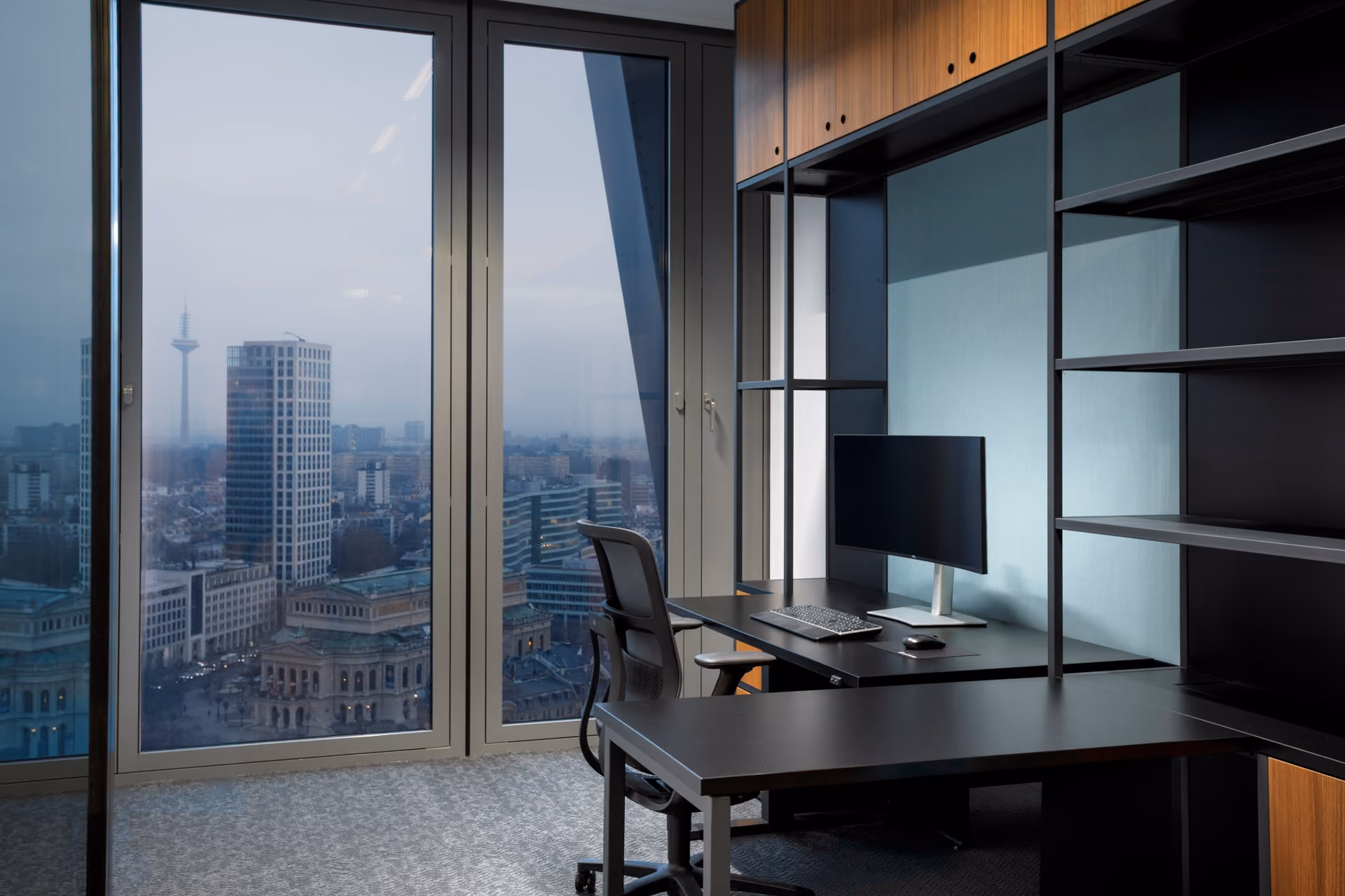 Lounge mit Bibliothek und Begrünung im Aqua Tower, FOUR Frankfurt