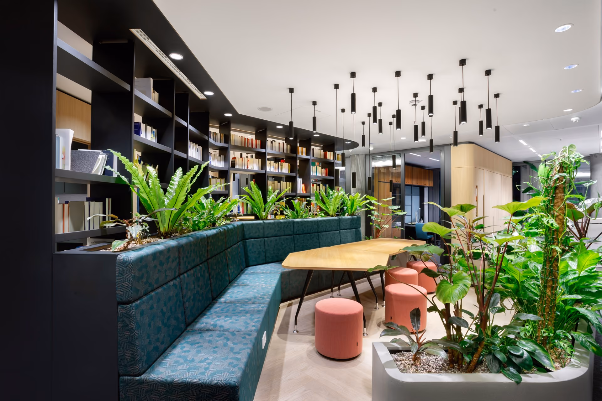 Ruhezonen und Meeting-Boxen im Aqua Tower, FOUR Frankfurt