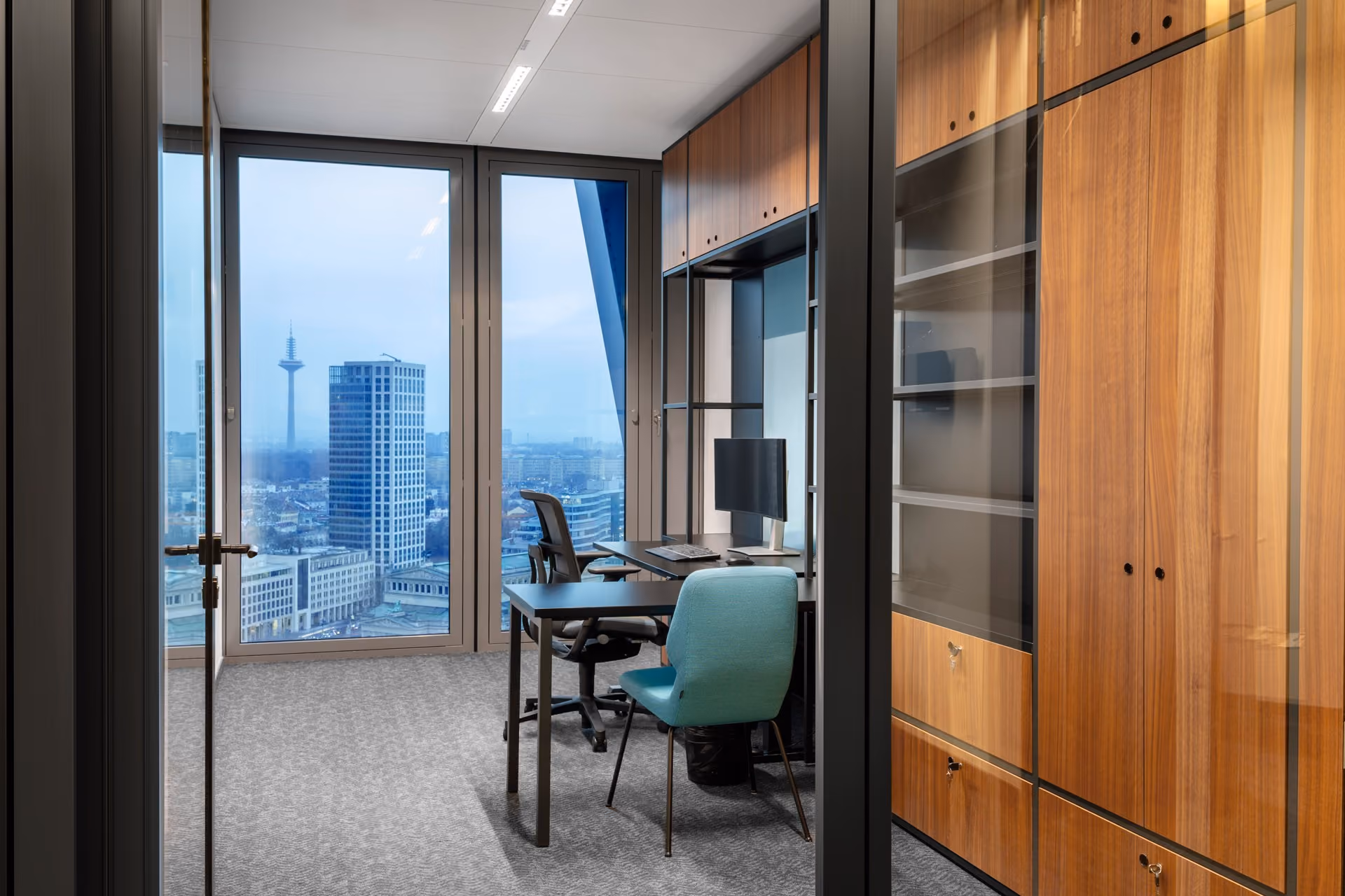 Lounge mit Begrünung und Sitzbereich im Aqua Tower, FOUR Frankfurt