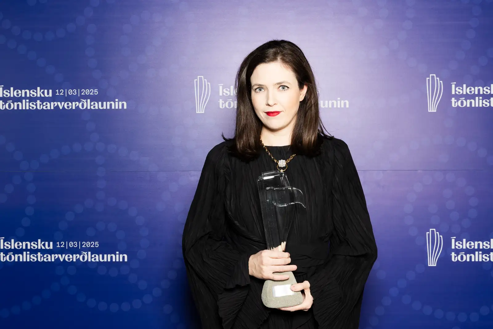 Halla Oddný Magnúsdóttir tók við verðlaunum fyrir hönd Víkings Heiðars.