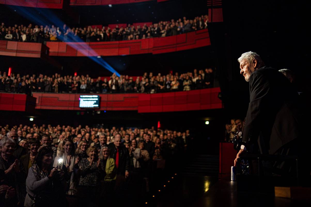 Magnús Eiríksson látinn