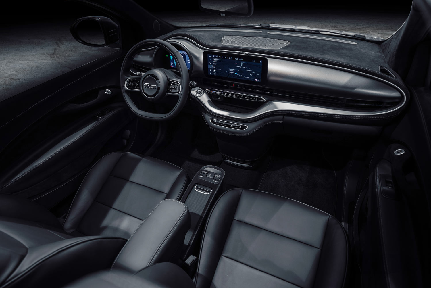 Fiat 500 sur mesure entièrement revêtue de cuir et d'Alcantara