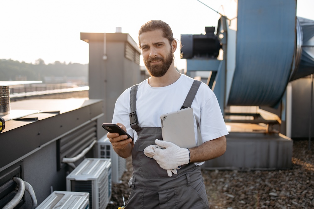 Engineer using lone worker mobile app