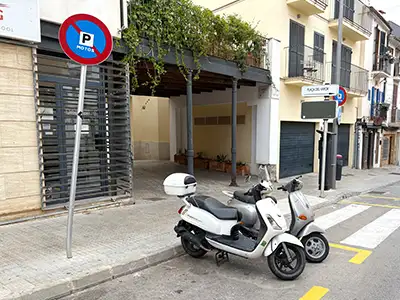 Motorrad und Roller in Palma parken