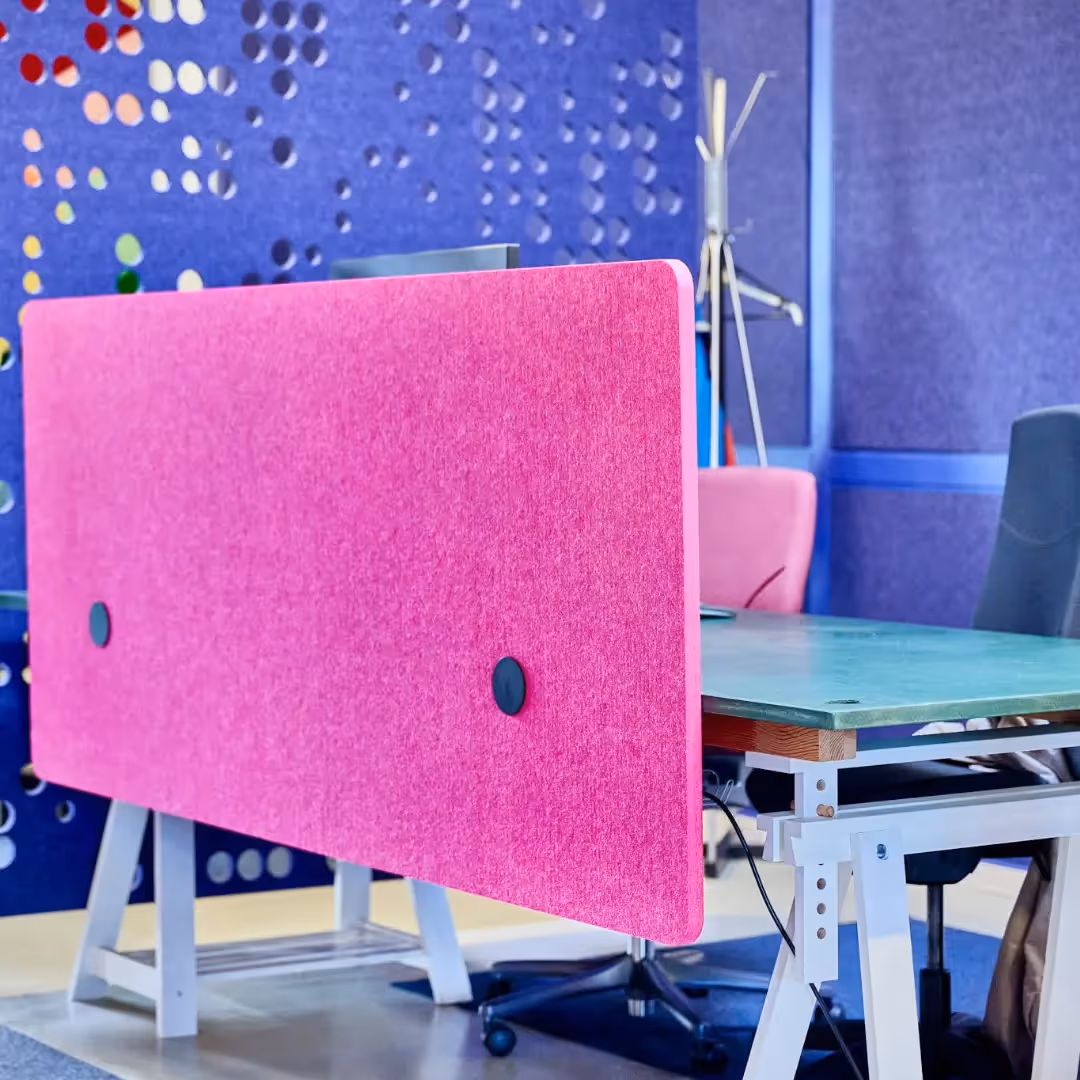 Noise-reducing desk panel