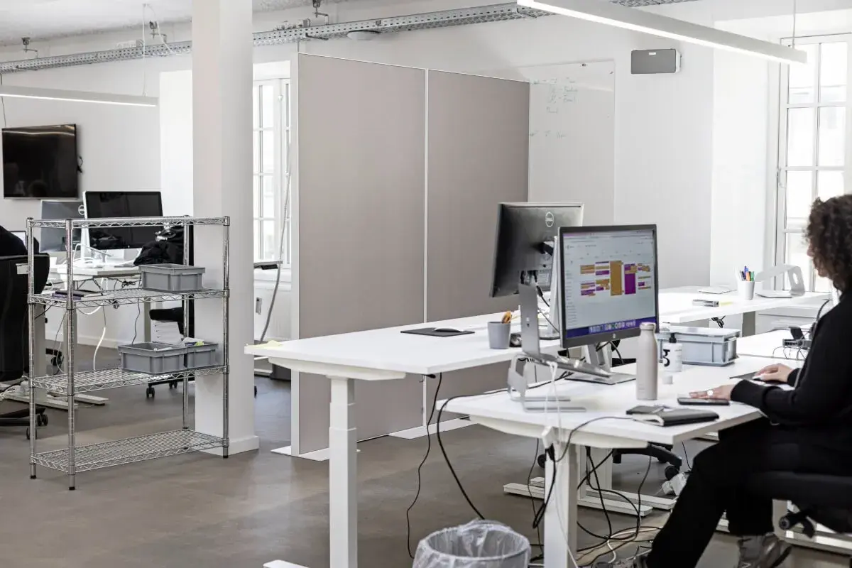 Sleek floor partition