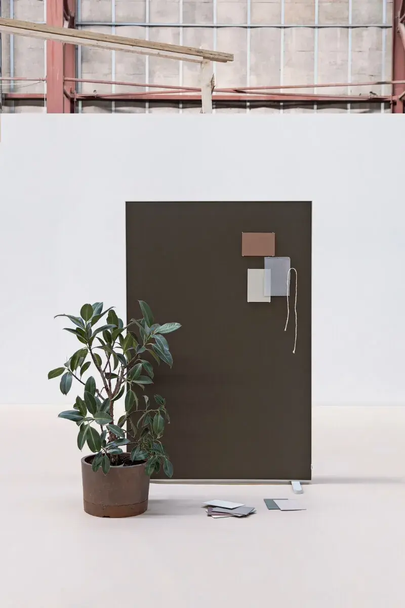 Freestanding screen design