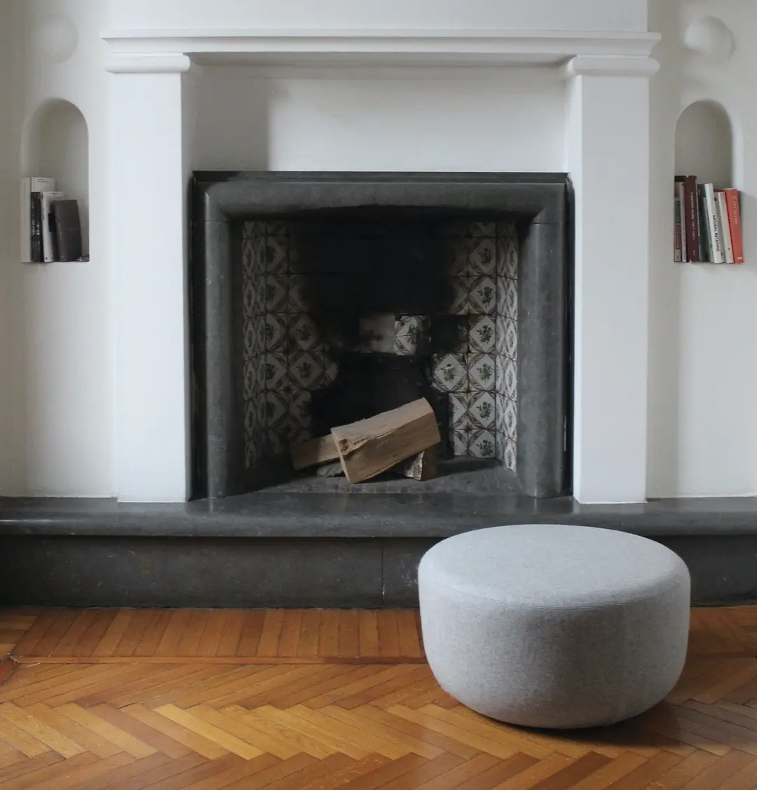 Ergonomic soundproof pouf