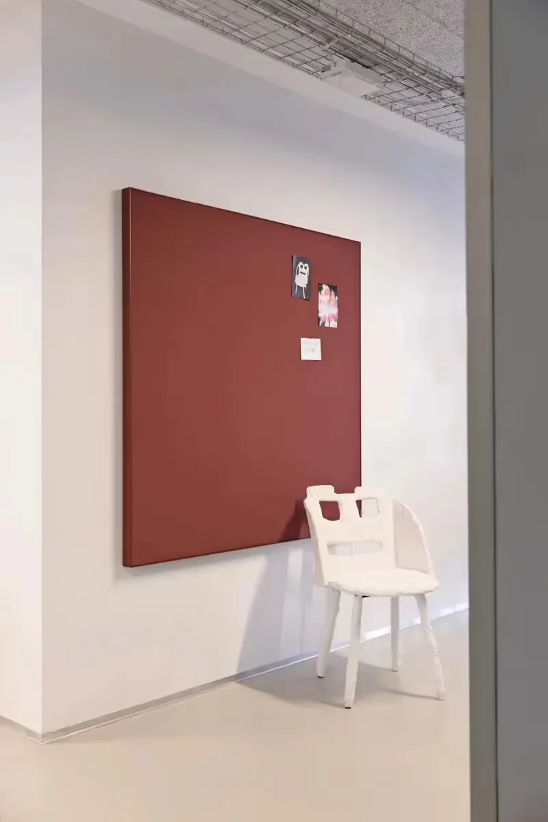 Akuart SS50 akoestisch wandpaneel met slanke aluminium frame en verwisselbaar polyesterdoek in een modern kantoorinterieur