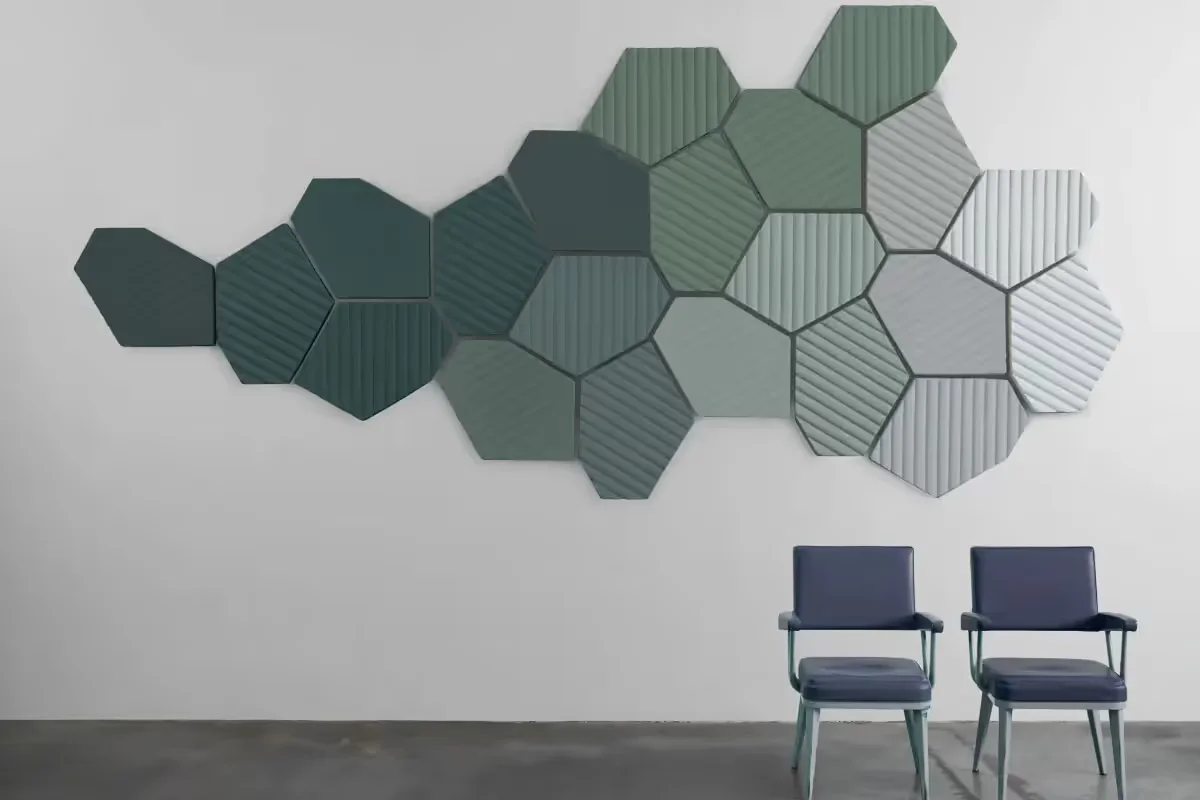 Mogu Fields onregelmatige hexagoon panelen die perfect betegelen door geometrische rotatie tot een geordend wandpatroon