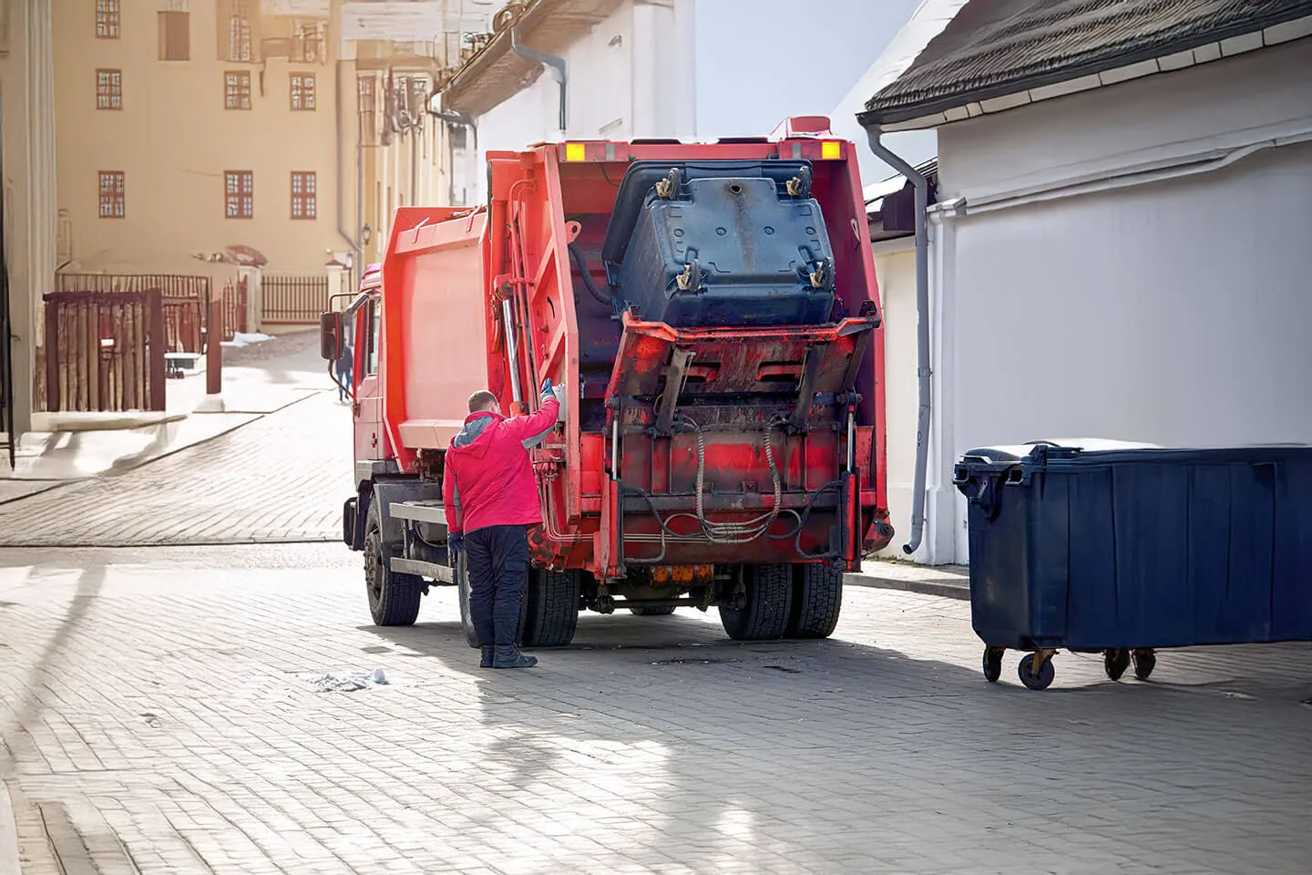 Waste management and recycling vehicle using hydraulic systems, showcasing Bailey’s support for refuse equipment.