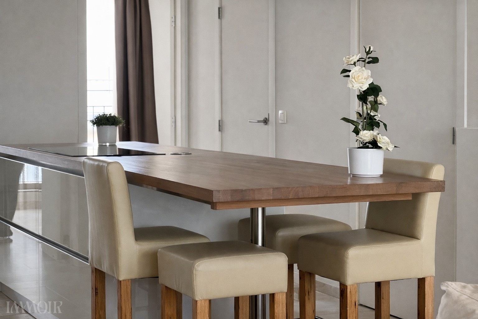 Moderne keuken met houten eiland.png