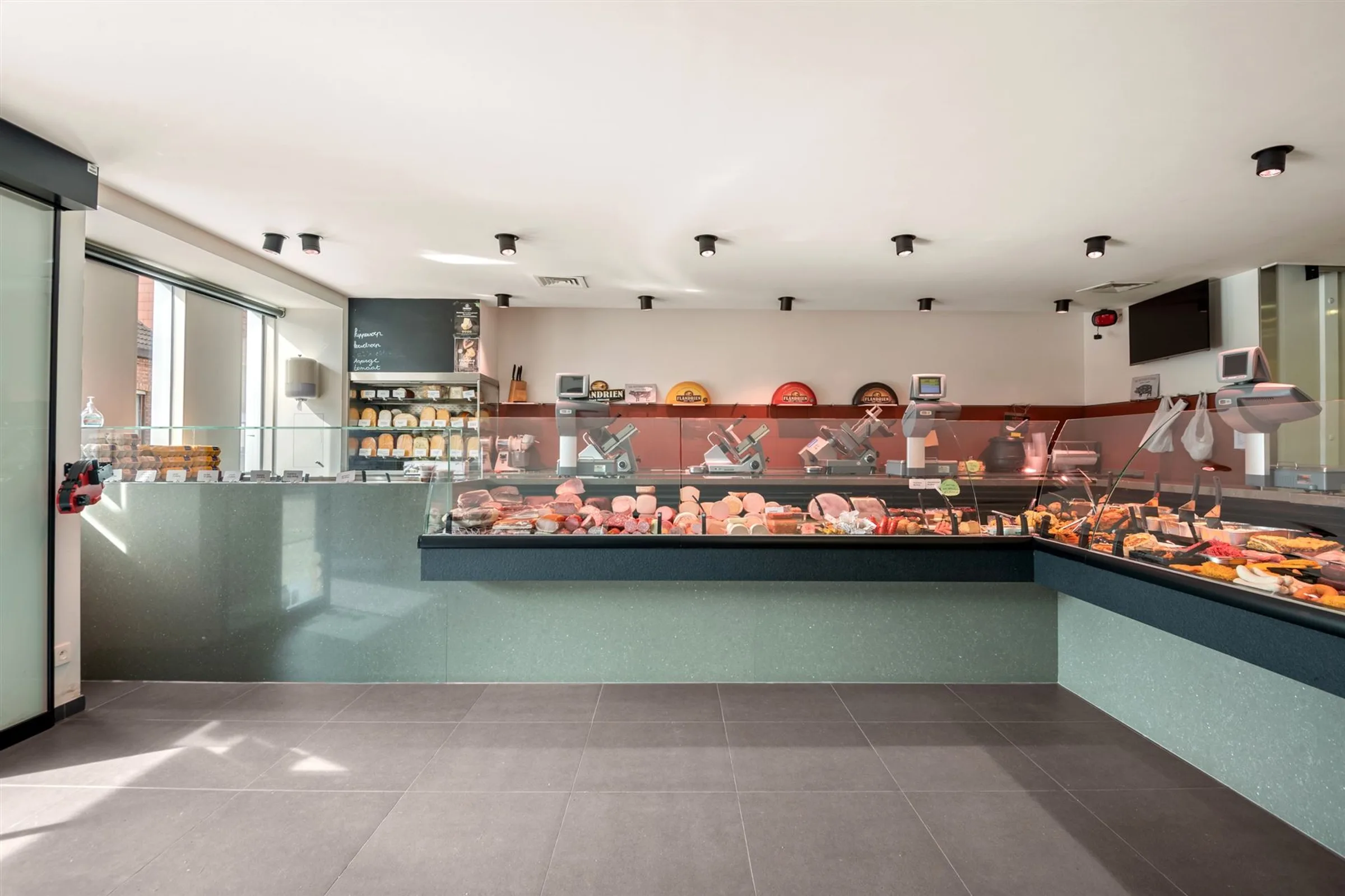 Veelzijdig commercieel pand met ruime woonst, terras en tuin