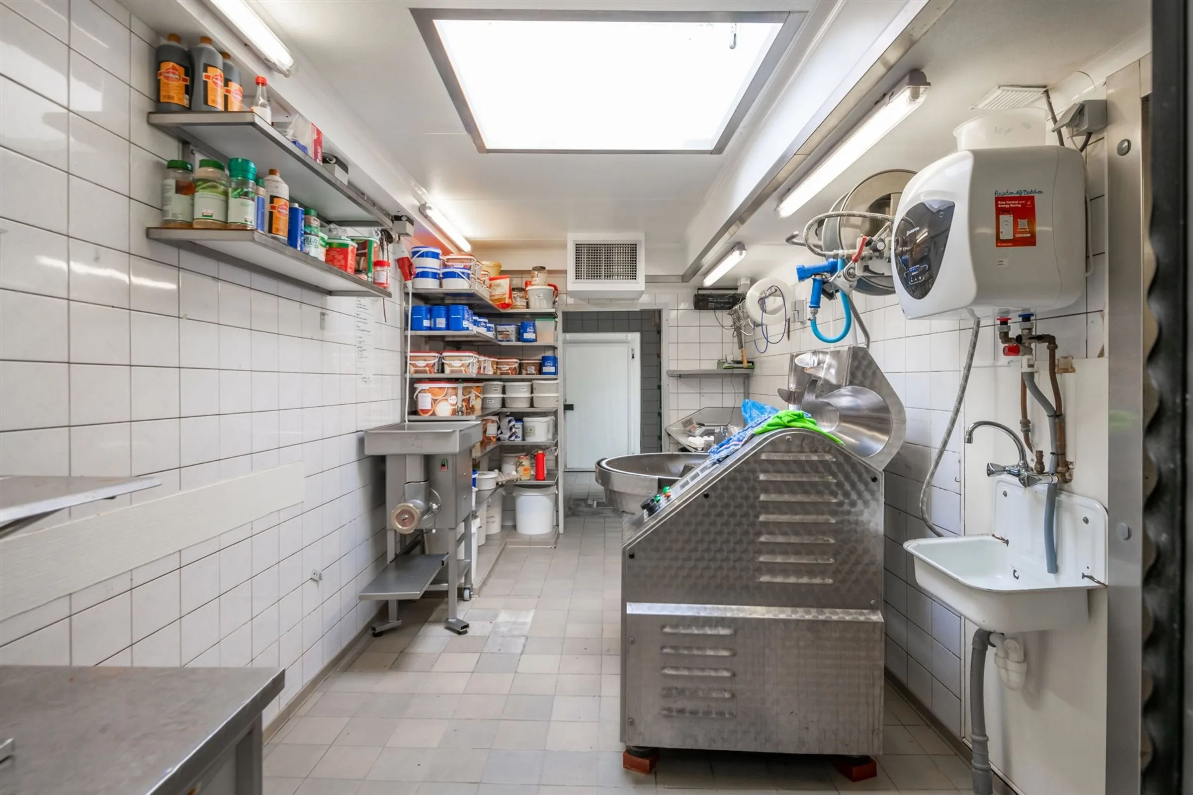 Veelzijdig commercieel pand met ruime woonst, terras en tuin