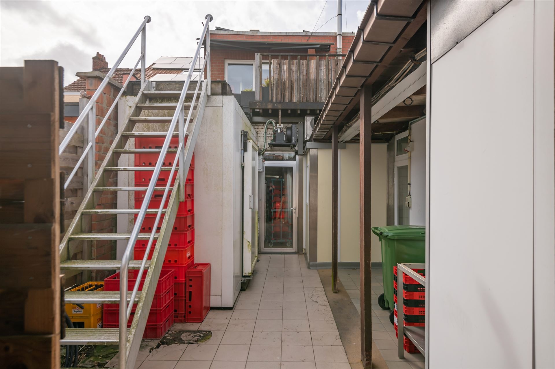 Veelzijdig commercieel pand met ruime woonst, terras en tuin