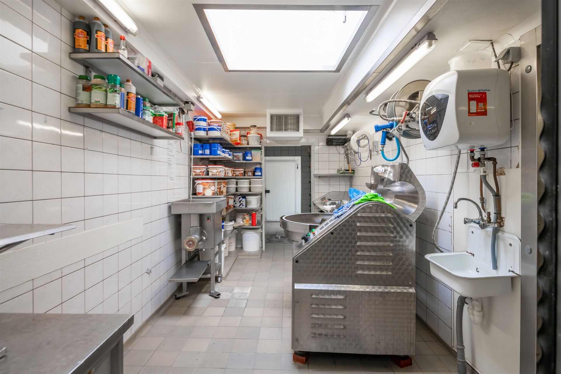 Veelzijdig commercieel pand met ruime woonst, terras en tuin