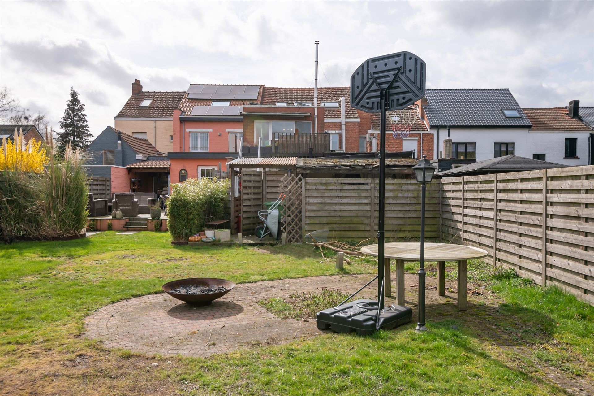 Veelzijdig commercieel pand met ruime woonst, terras en tuin