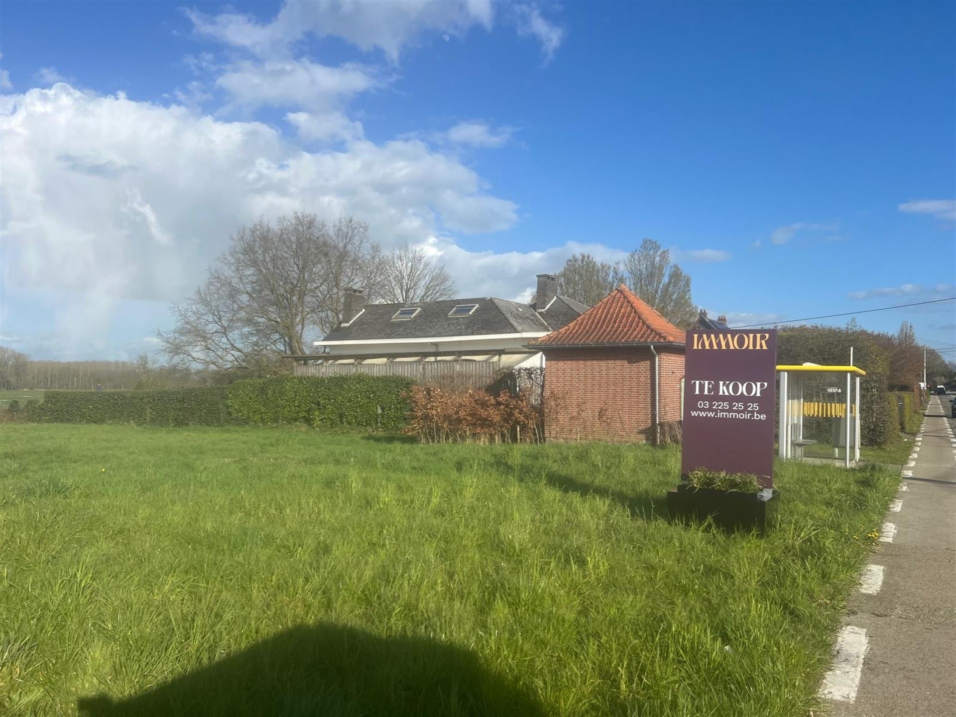 Bouwgrond van 1.034 m² met uitzonderlijke breedte en weids uitzicht.