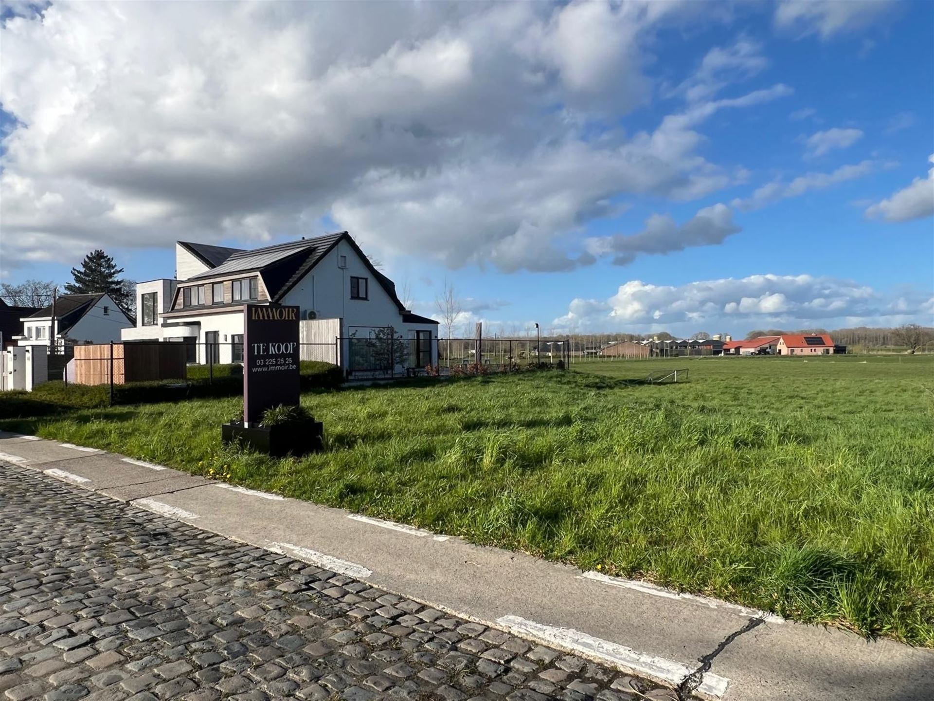 Bouwgrond van 1.034 m² met uitzonderlijke breedte en weids uitzicht.