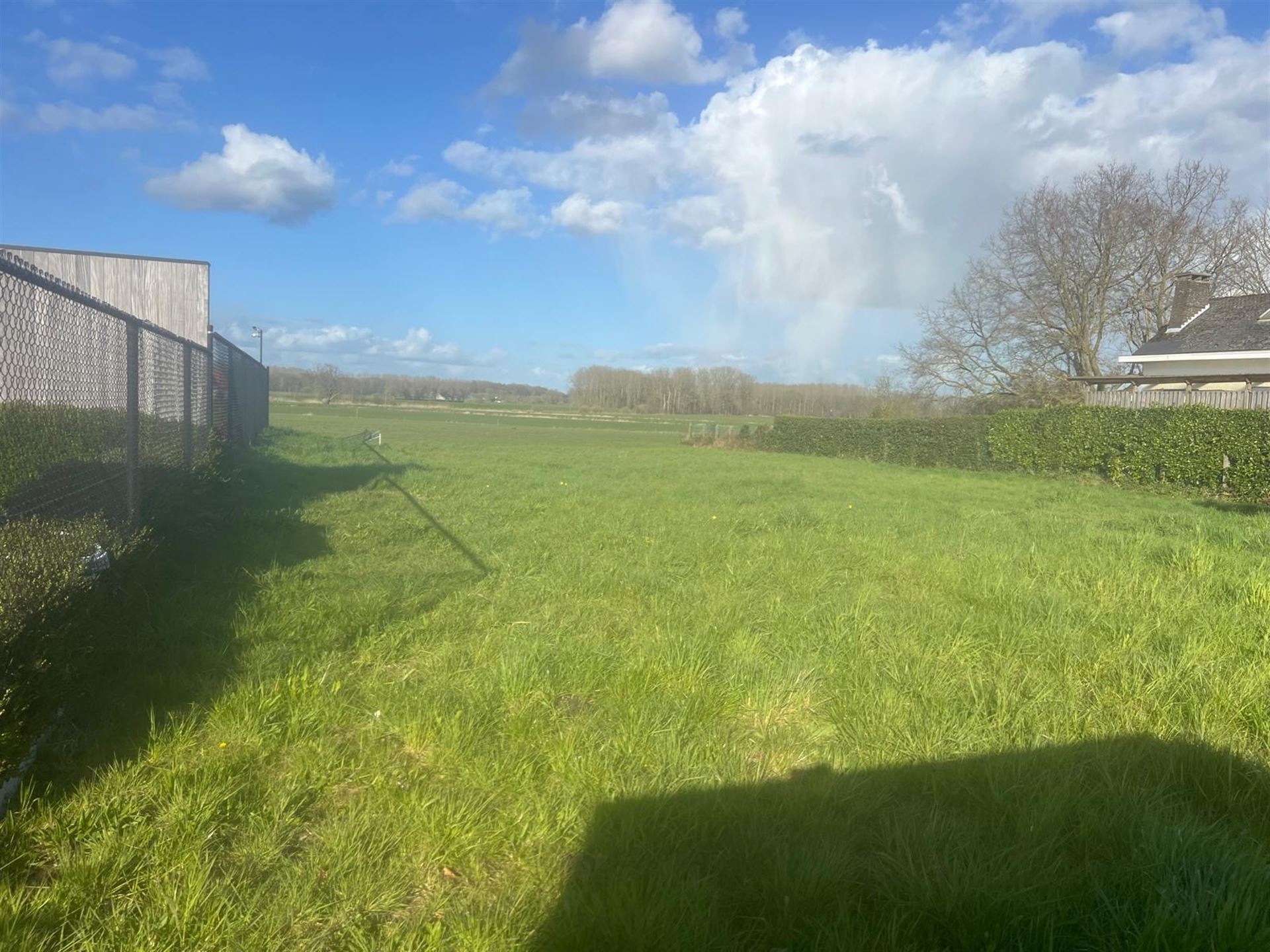 Bouwgrond van 1.034 m² met uitzonderlijke breedte en weids uitzicht.